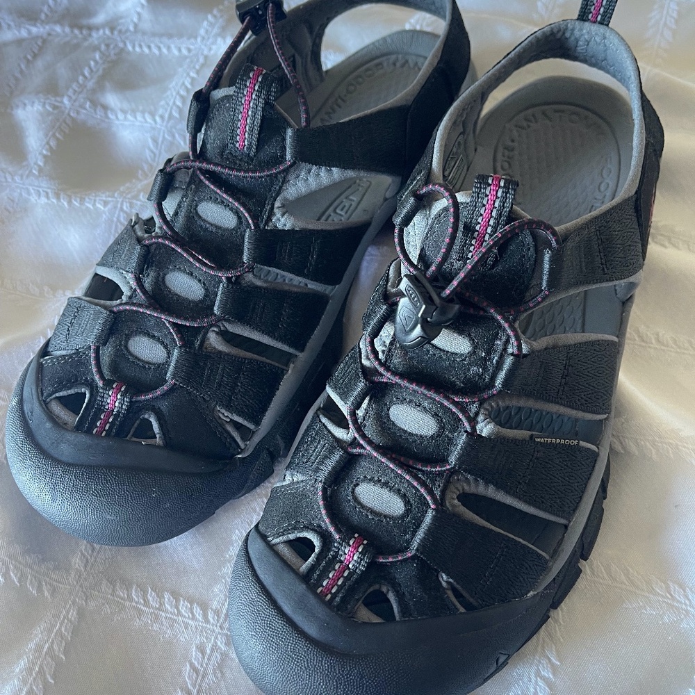 Women's 9.5 Keen Newport H2 closed toe hiking sandal shoes (Black & Wine)